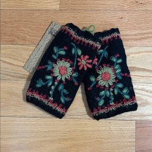 Floral Embroidered Black Fingerless Gloves